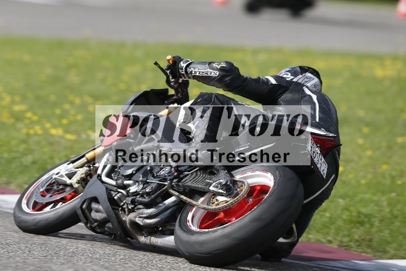 /53 16.09.2025 Track Day Domi Aegerter ADR/Gruppe gruen/backside